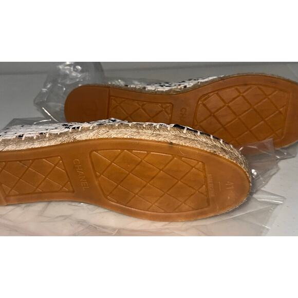 Chanel Espadrilles Tweed White Black Sz 41 Almond Toe Large Logo Flat Shoes NEW - Picture 5 of 11